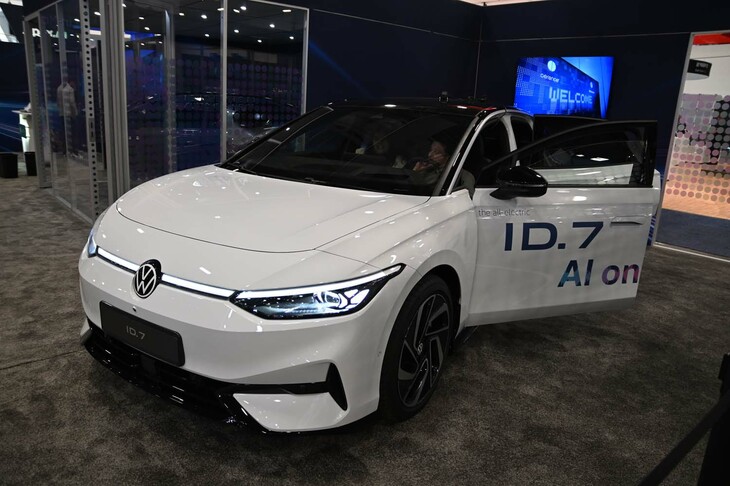 フォルクスワーゲンはEV「ID.7」に対話型のAIアシスタントを搭載。セレンスの音声認識技術を使って、ChatGPTと対話を成立させるという。