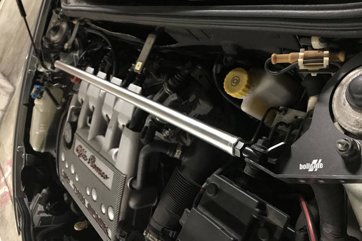 「剛性アップしたかはわかりませんが……」と担当Kは言うが、自らタワーバーを装着。