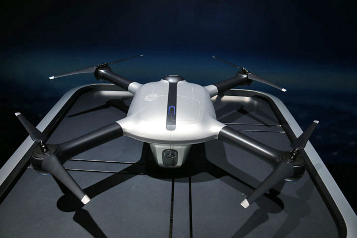 「メルセデス・ベンツ・ビジョン バン」に搭載されるドローン。重量2kgまでの荷物を、10km先まで届けられる。ドローンとはいえ、そのデザインはブランドのアイデンティティーを見事に継承している。