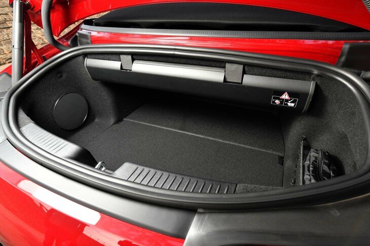 トランク容量はルーフオープン時が213リッターでクローズ時が240リッター。