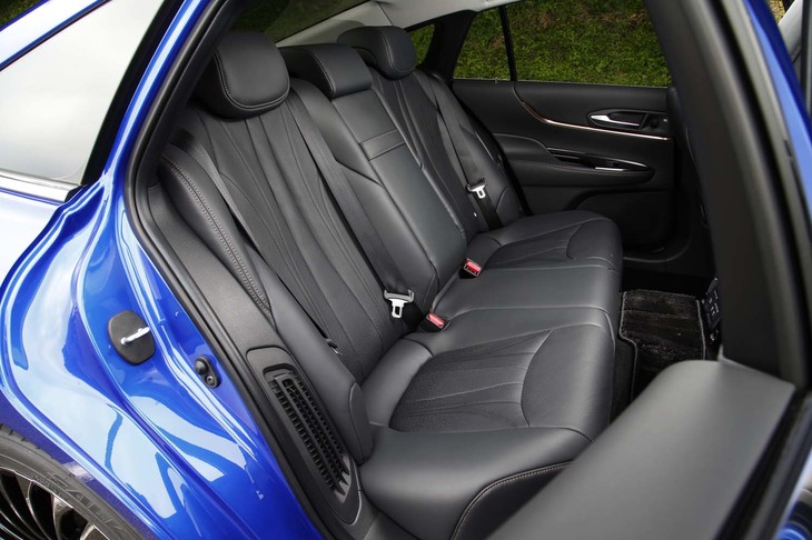 後席中央席の足元には大きなセンタートンネルが通る。一方、前後のカップルディスタンスは先代よりも拡大した。