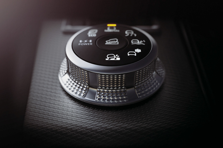 側面にダイヤモンドカットが施されたドライブモードセレクター。コントローラー類は、見た目の質感だけでなく指触りや手触りも考慮してデザインがなされた。