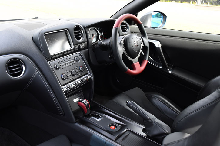 インテリアの様子。「2015年モデルTrack edition engineered by nismo用インテリアコンバージョン」と題して、ドレスアップが図られている。