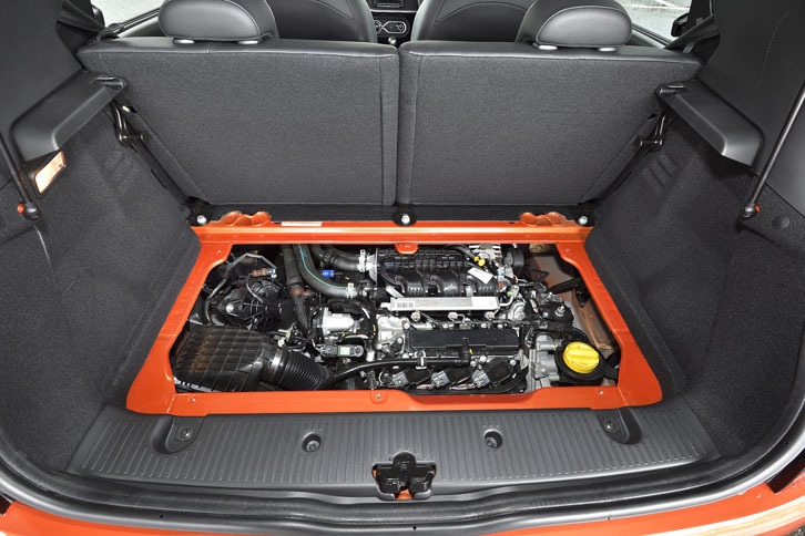 ラゲッジルームのフロアボードを外すと、109psを生み出す0.9リッター直3ターボエンジンが現れる。