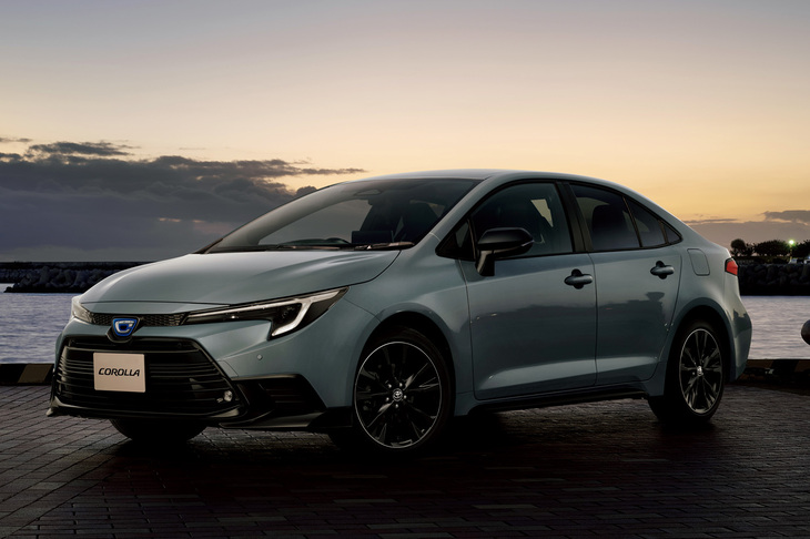 「セメントグレーメタリック」の外板色が採用された「カローラ アクティブスポーツ」。