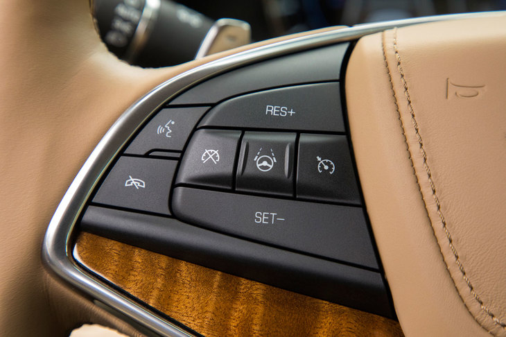 スーパークルーズは、ステアリングホイールの左スポークにあるボタン（中央のステアリングマークが付いたもの）を押すと作動する。