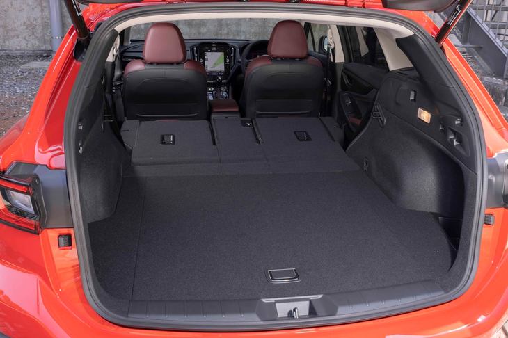 後席の背もたれを倒し、荷室容量を最大化した状態。リアエンブレムに体を近づけただけでバックドアが開く機能も備わる。