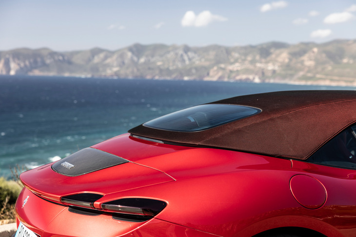 ルーフの形状はリアセクションと連続性を持たせたもの。ソフトトップに5種類ものファブリックを用意するなど、パーソナライゼーションの幅の広さも特徴となっている。