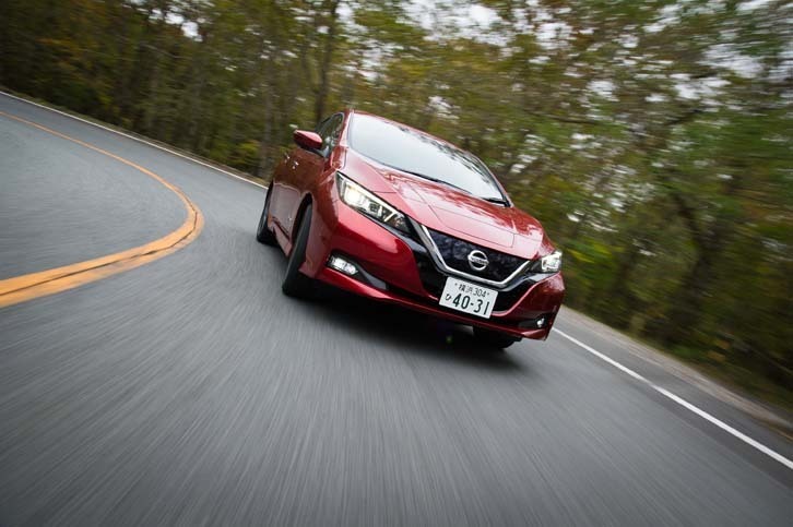 ワインディングロードを行く新型「リーフ」。素直でニュートラルなハンドリングが印象的だった。