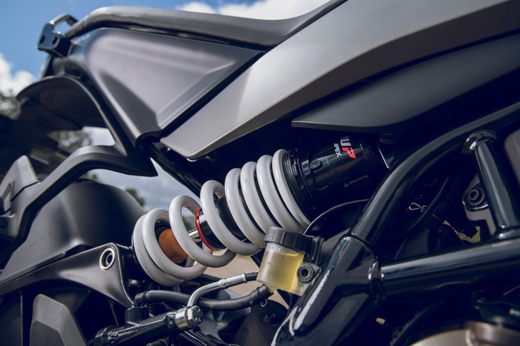 リアサスペンションは、シート下から車体の右横へとマウント位置を変更。ホイールのストローク量は前後ともに150mmとなっている。