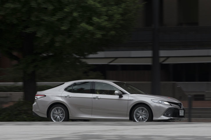 新開発プラットフォームが採用された新型「カムリ」。先代に比べ、全長は35mm、ホイールベースは50mm延長された。