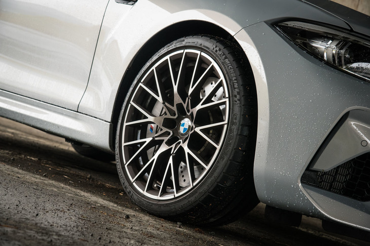 19インチ鍛造アルミホイールが新デザインとされたほか、ブレーキローターも大径化されている。