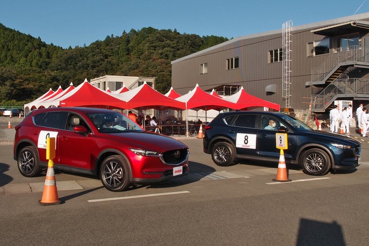 「DPA-EPS」装着車の「マツダCX-5」（写真左）と非装着車（同右）。今回、こうした乗り比べを通して、新技術の有無による走りの違いをはっきりと体感することができた。