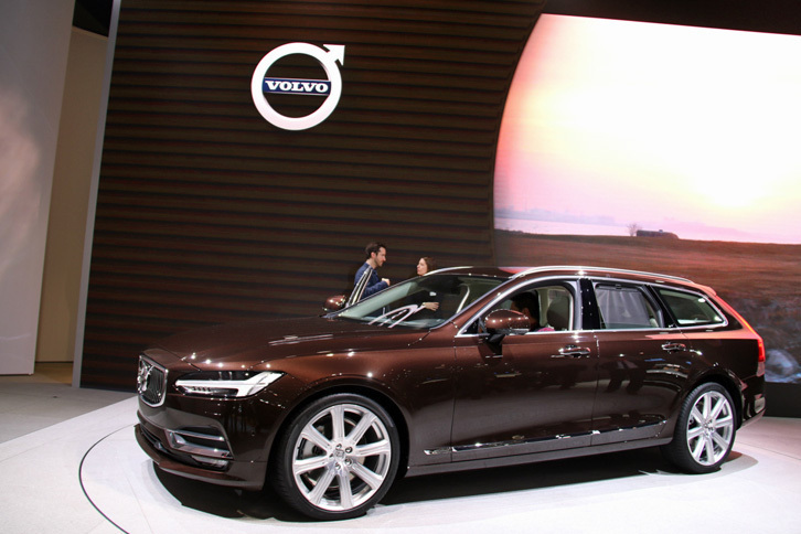 「ボルボV90」。SUV全盛の市場に、プレミアムなステーションワゴンで挑む。