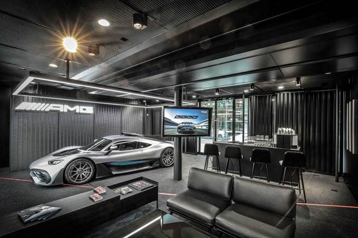 ショールームからは「AMG ONE」の最新情報が発信されるほか、車両説明用の映像が流され“公道走行可能なF1マシン”のパフォーマンスを知ることができる。
