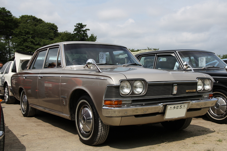 1968年「トヨペット・クラウン・スーパーデラックス」。「白いクラウン」のキャッチフレーズを掲げていた型式名MS50こと3代目クラウンの最高級グレード。「多摩5」のシングルナンバーは新車以来のもの。