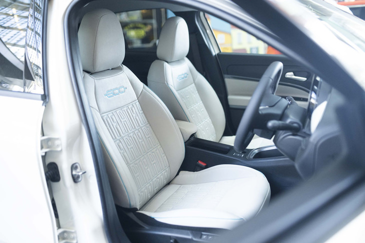 アイボリーカラーのエコレザー表皮が採用された「600e」のシート。「FIAT」ロゴのエンボスおよびターコイズブルーのステッチがアクセントになっている。