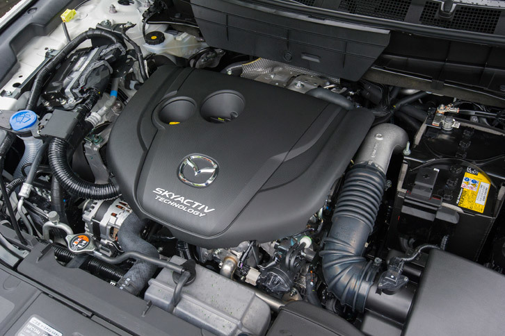 “マツダが理想とする走る楽しさと安全性の両立”を（ミニバンでは成し得ない）大きな目標として開発された「CX-8」。発売当初はクリーンディーゼル車（写真）のみで、のちにガソリンエンジン車が追加された。