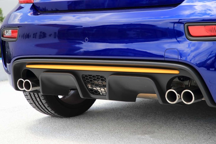 4本出しの高性能エキゾーストシステム「レコードモンツァ」を搭載。刺激的なサウンドとともに中回転域でのドライバビリティー向上をもたらす。