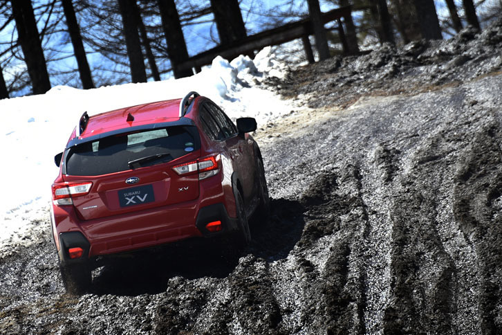 新型にはエンジンやトランスミッション、4WD機構、VDCを統合制御して走破性能を強化するXモードが採用された。下り坂で車速が急に上がってしまうような場面ではヒルディセントコントロールが作動する。