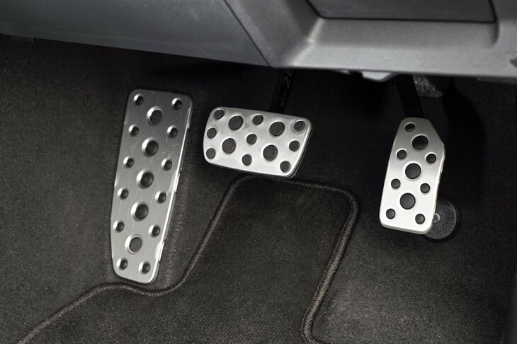 スバル・レヴォーグ レイバック リミテッドEX（アクセル／ブレーキペダル＆フットレスト）