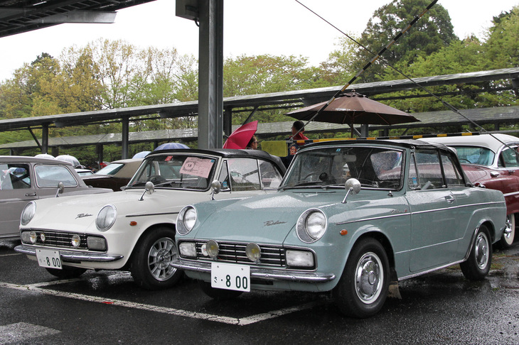 2台の1966年「トヨタ・パブリカ コンバーチブル」。右のボディーカラーは純正色にはなかったと思うが、どこかで見覚えのある色。オーナーに尋ねたところ「ミニMk1」のグレーだという。なるほど。