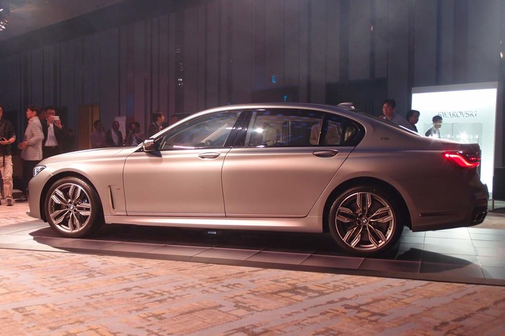 伸びやかなシルエットを描く「7シリーズ」。ホイールベースの長さは、写真のロングボディーで3210mm。スタンダード版で3070mmとなっている。