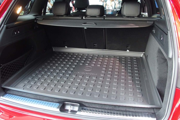 アクセサリーの「ラゲッジルーム用フルトレイ」が装備された「GLC220d 4MATIC」の荷室。リアシートのバックレストには、40：20：40の分割可倒機構が備わる。5人乗車時（写真）の荷室容量は550リッター、後席バックレストをすべて倒すと最大で1600リッターに拡大できる。