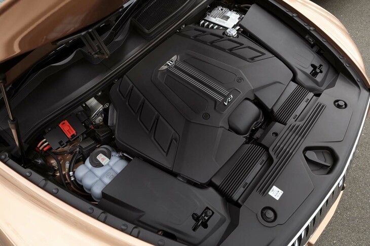 パワーユニットの設定は、今のところ4リッターV8ターボエンジンのみ。3リッターV6ターボ＋モーターのハイブリッドや、6リッターW12ターボなどは用意されない。