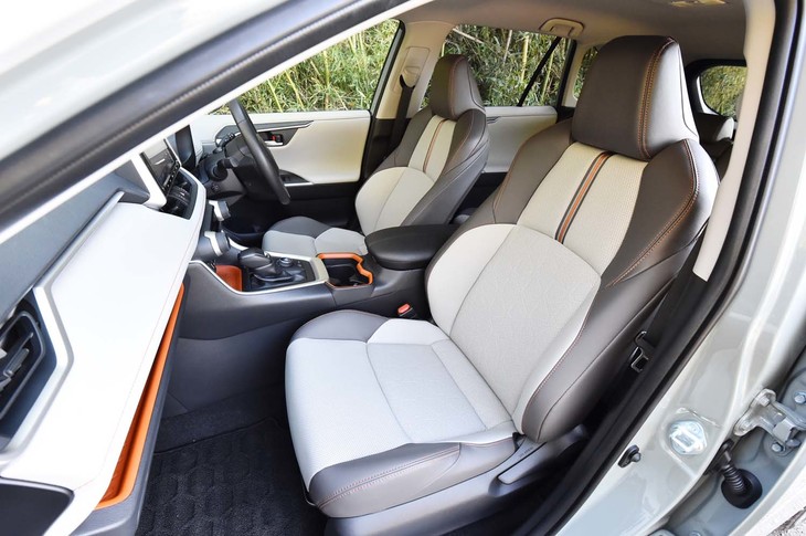 「アドベンチャー」グレードのスポーツシート。シートカラーは写真の「オーキッド」のほか、ブラックが選べる。