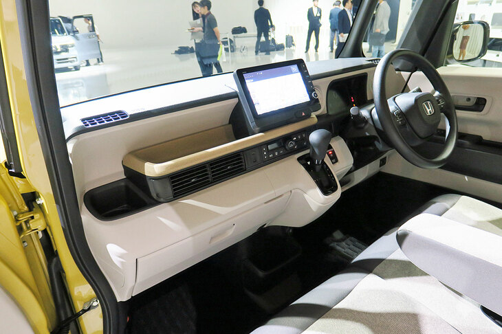 インテリアについては、水平基調のダッシュボードを中心にデザインを刷新。ホンダの軽自動車として初めて7インチTFT液晶メーターが採用された。
