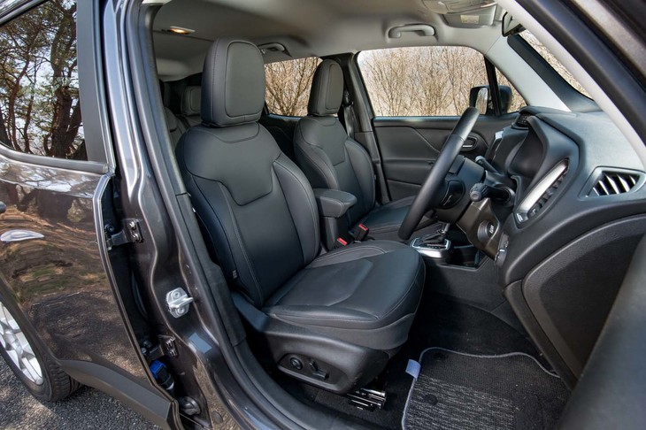 「リミテッド」にはレザーシートが標準装備。シートヒーターに加えて、8ウェイの電動調整機構も備わっている。座面は少々硬め。