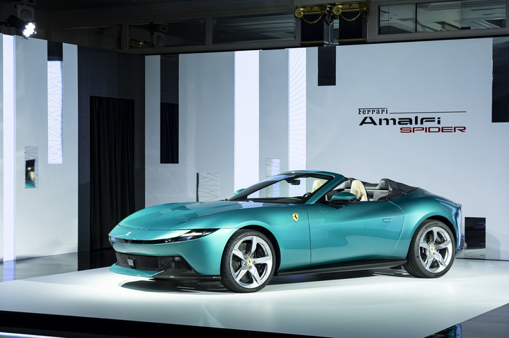 発表会にて、壇上に飾られた「アマルフィ スパイダー」。ロングノーズの優雅なスタイリングが魅力的なモデルだ。