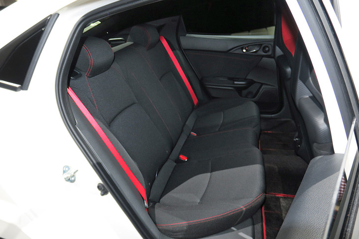 ホンダ・シビック タイプR（リアシート）