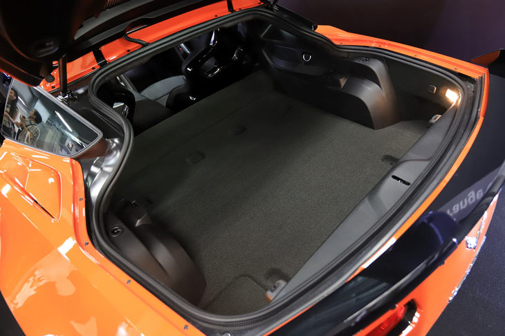 シボレー・コルベット グランスポーツ“Sebring Orange 65 Edition”（セブリングオレンジ65エディション）（ラゲッジルーム）