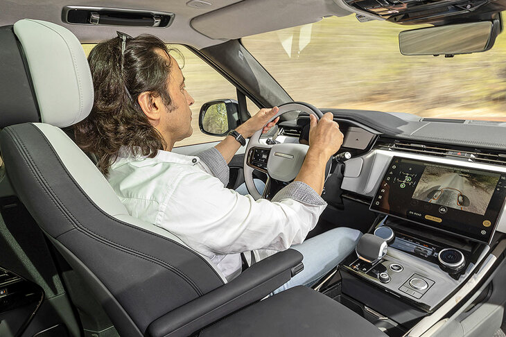 3代目「レンジローバー スポーツ」は、アナログの丸型メーターに代わり、デジタルコックピットを採用している。