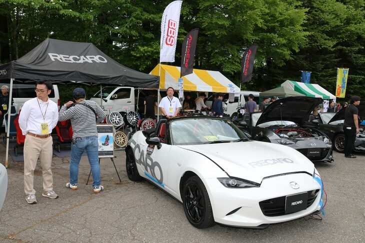 パーツメーカーやプロショップがブースを並べる「ショッピングストリート」。多くの専門家が集うので、「ロードスター」の情報を収集するにも打ってつけの場となっている。
