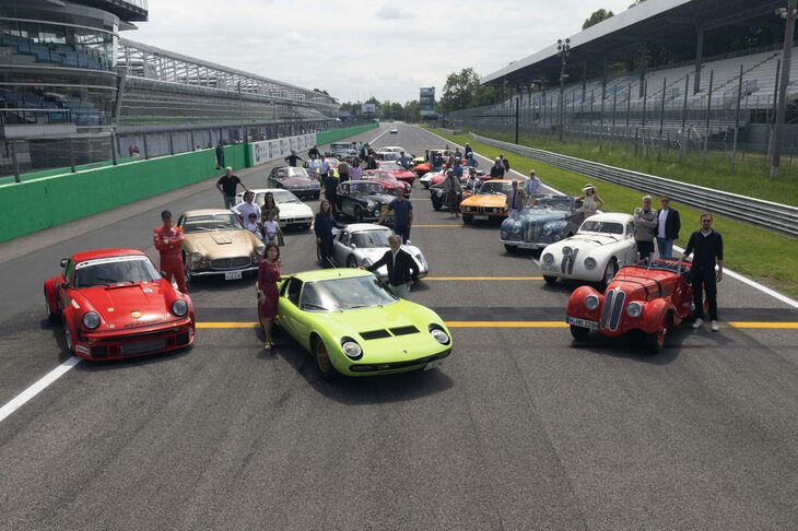 サーキット走行の後はコースで記念撮影。筆者の帯同するオーナーの「ランボルギーニ・ミウラ」は、幸運にも最前列中央という特等席に据えられた。