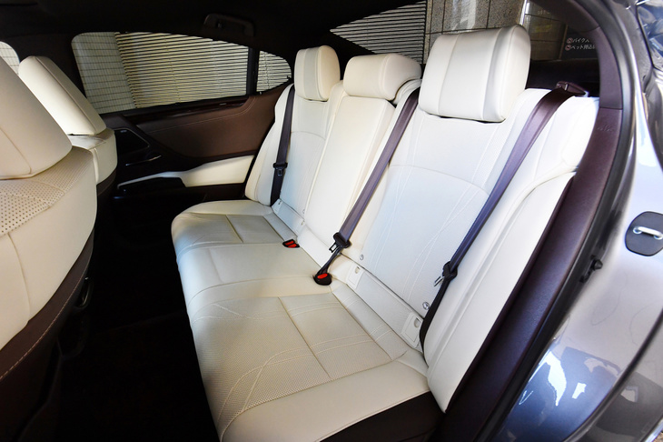 
	後席の広さは、「ES」のセリングポイントのひとつ。“バージョンL”（写真）には、左右席のリクライニング機能が備わる。
	