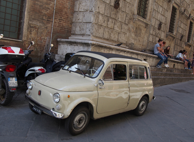 ベージュ・カプチーノが意外にもすんなりと受容された背景には、往年の「フィアット500」で見られた、似た色へのノスタルジーがあったのはたしかだろう。