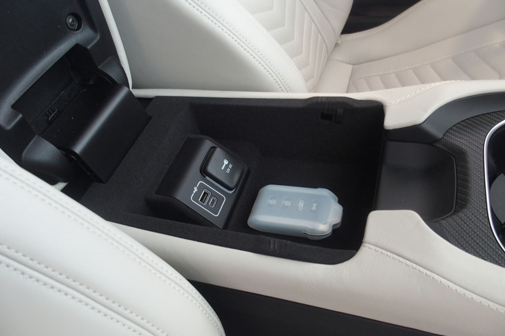 マセラティ・グラントゥーリズモ トロフェオ（センターコンソール）