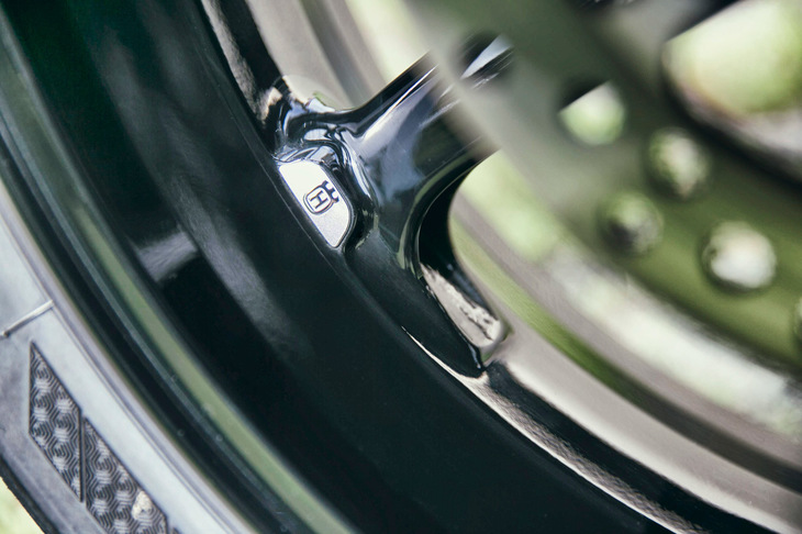 キャストホイールのスポークにあしらわれたハスクバーナのロゴマーク。現在ハスクバーナは、オーストリアのバイクメーカー、KTMの傘下にある。