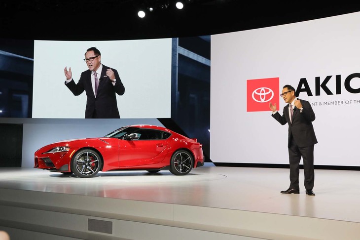 新型「トヨタ・スープラ」に関するプレゼンテーションを行う、トヨタ自動車の豊田章男社長。