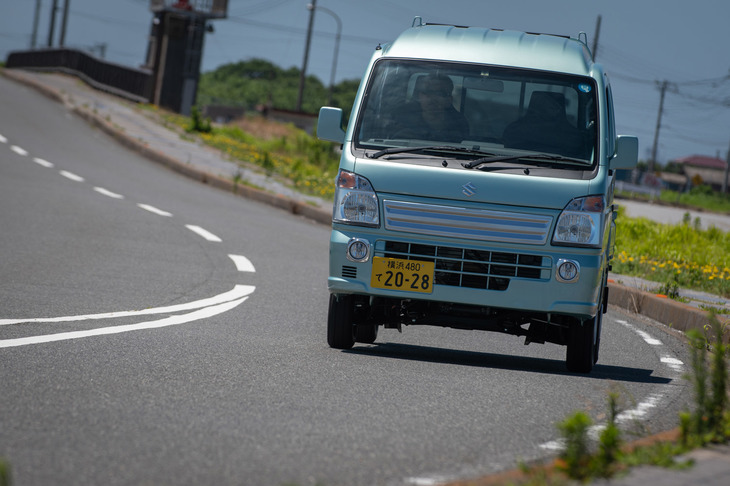 軽トラックとして初めて誤発進抑制機能と後方誤発進抑制機能が搭載された「キャリイ」シリーズ。ベーシックな軽商用車でも、運転支援システムの普及が進みつつある。