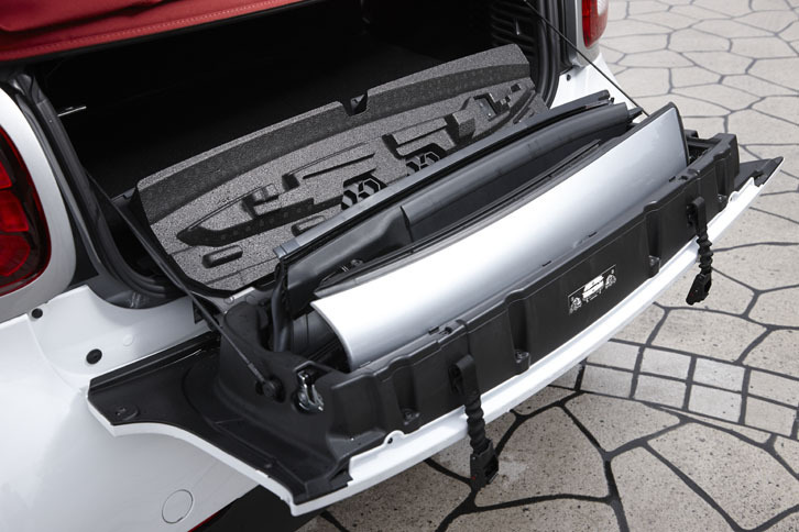 「フォーツーカブリオ ターボ リミテッド」の電動開閉式ソフトトップは、走行中でも開閉できる。左右のピラーは脱着可能で、外した際は写真のようにリアハッチ内に収納する。