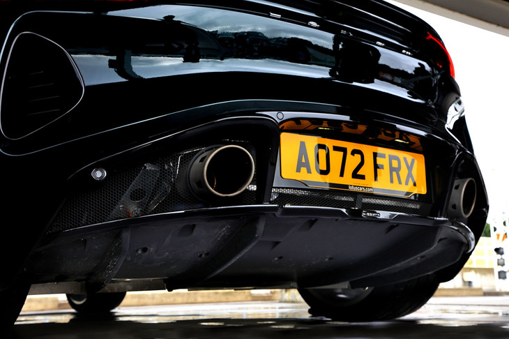 マフラーは左右2本出しで、「ロータスドライバーズパック」を選択すると、ドライブモードに応じてサウンドが切り替わる機能が追加される。