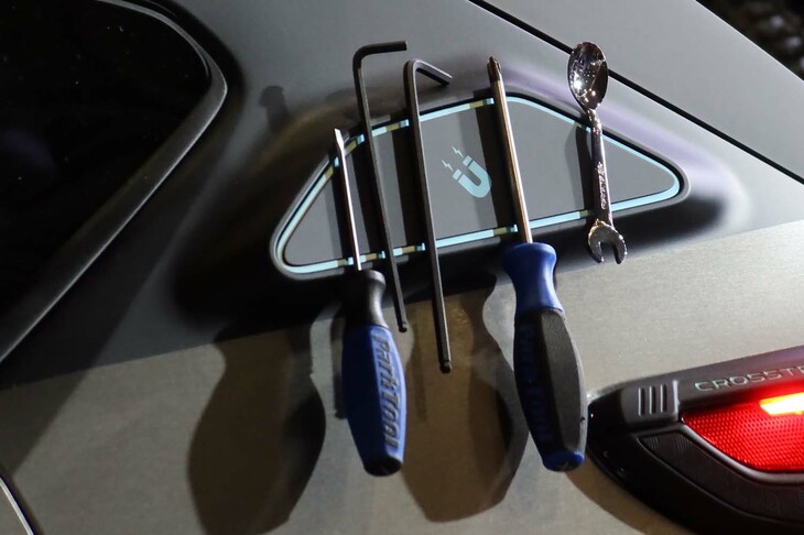 スバル・クロストレック ブーストギアコンセプト（Cピラー部のマグネットプレート）