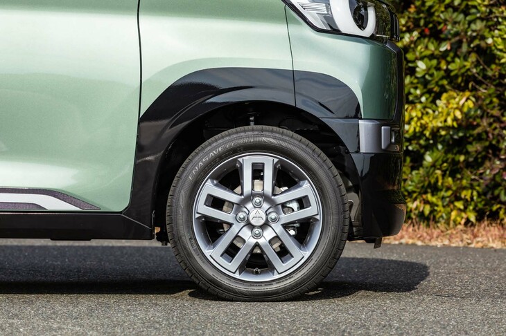 がっちりしたデザインの15インチホイールは、「デリカミニ」のタフなイメージづくりに大きく貢献している。ちなみに最低地上高は、FF車が155mmで4WD車が160mm。