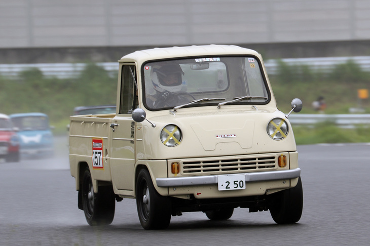 日本初のDOHCエンジン、それも4連キャブレター仕様をミドシップしたスーパー軽トラ「ホンダT360」は、もう1台参加した。