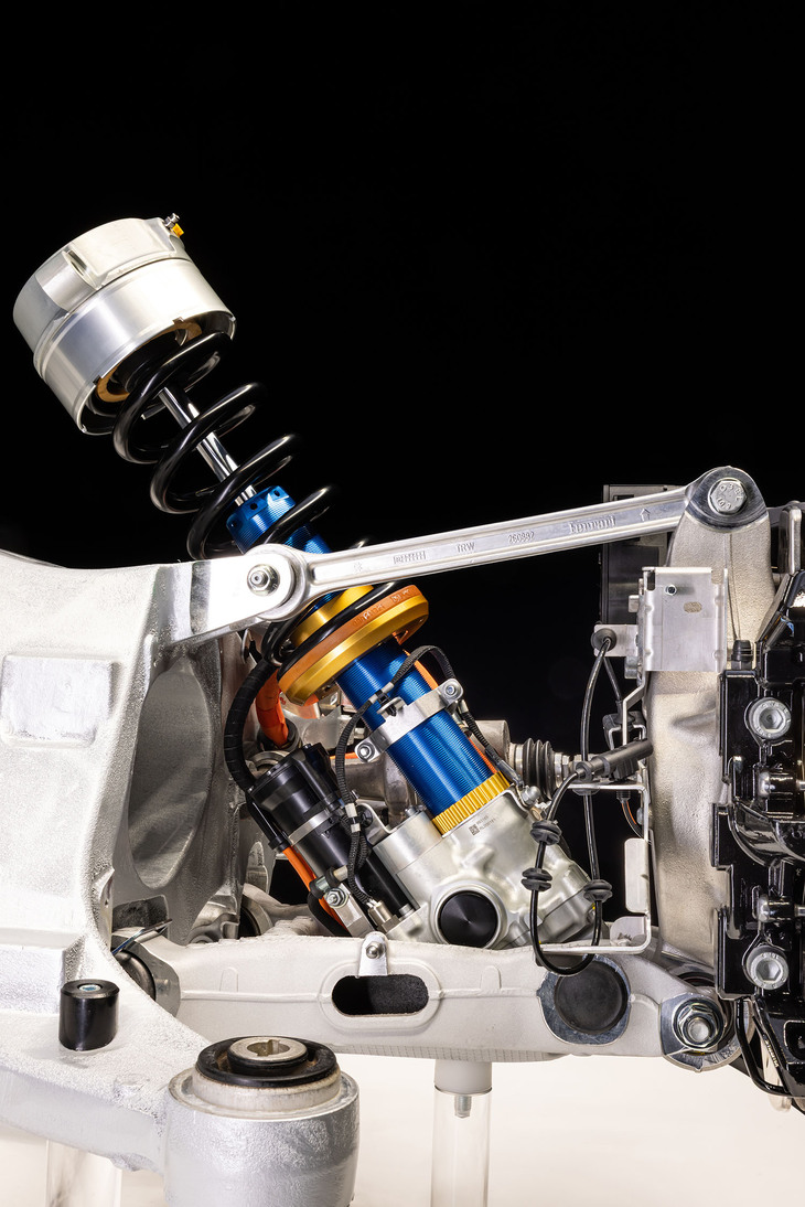 前方から見たリアのサスペンションシステム。進化したアクティブサスペンションは、シャシーに伝わる慣性力を抑え、縦方向の入力を効果的に吸収できるという。